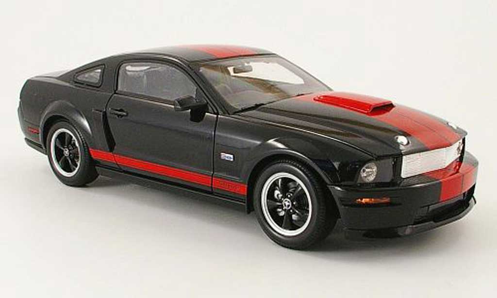 Shelby GT 1/18 Shelby Collectibles coupe noire/rouge barrett-jackson edition 2008 miniature