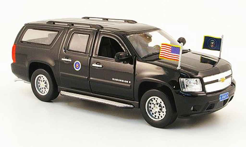 Chevrolet Suburban 1/43 Luxury Die Cast Presidential noire 2009 2010