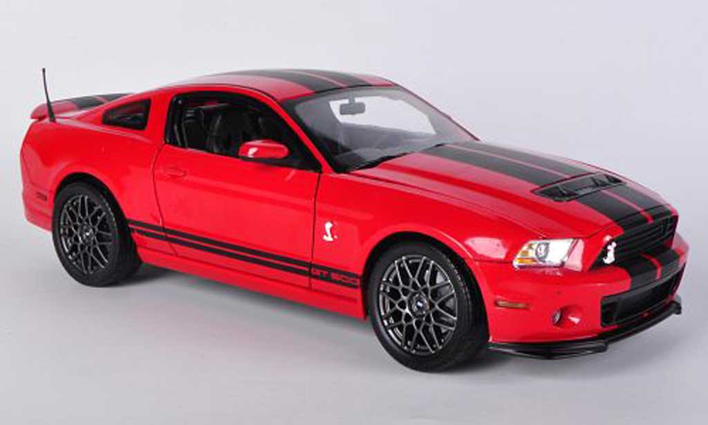 Shelby GT 500 1/18 Shelby Collectibles rouge/mattnoire 2013 miniature