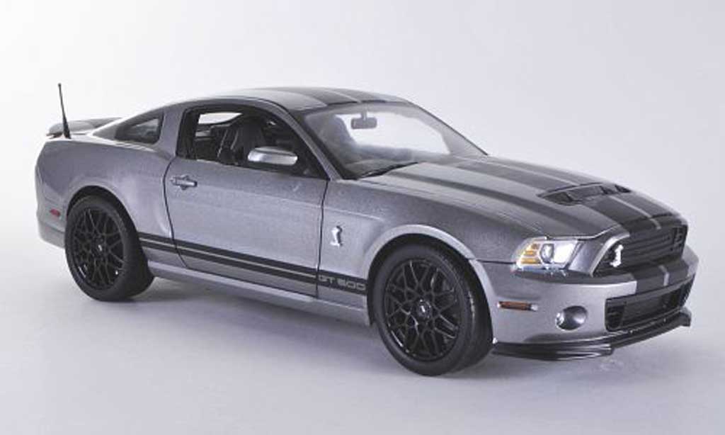 Shelby GT 500 1/18 Shelby Collectibles grise mit noireen Streifen miniature