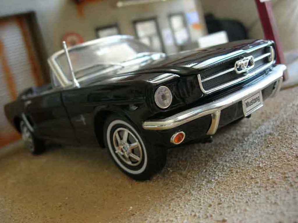 Ford Mustang 1964 1/18 Welly cabriolet noire miniature