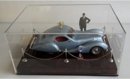 Talbot Lago 1/18 CMC Diorama: T150 C-SS metallic-hellbleue RHD y compris les podium Vitrine figurine et plinthe miniature