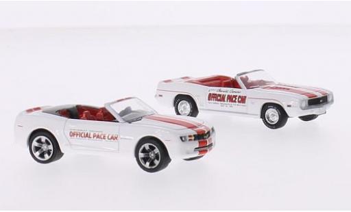 Chevrolet Camaro 1/64 Greenlight 2er-Set: Indianapolis 500 Pace Cars blanche/rouge 1969 Convertible & 2011 Convertible miniature