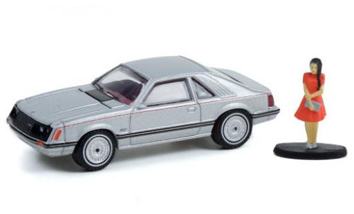 Ford Mustang 1/64 Greenlight Ghia grise 1979 mit Figur miniature