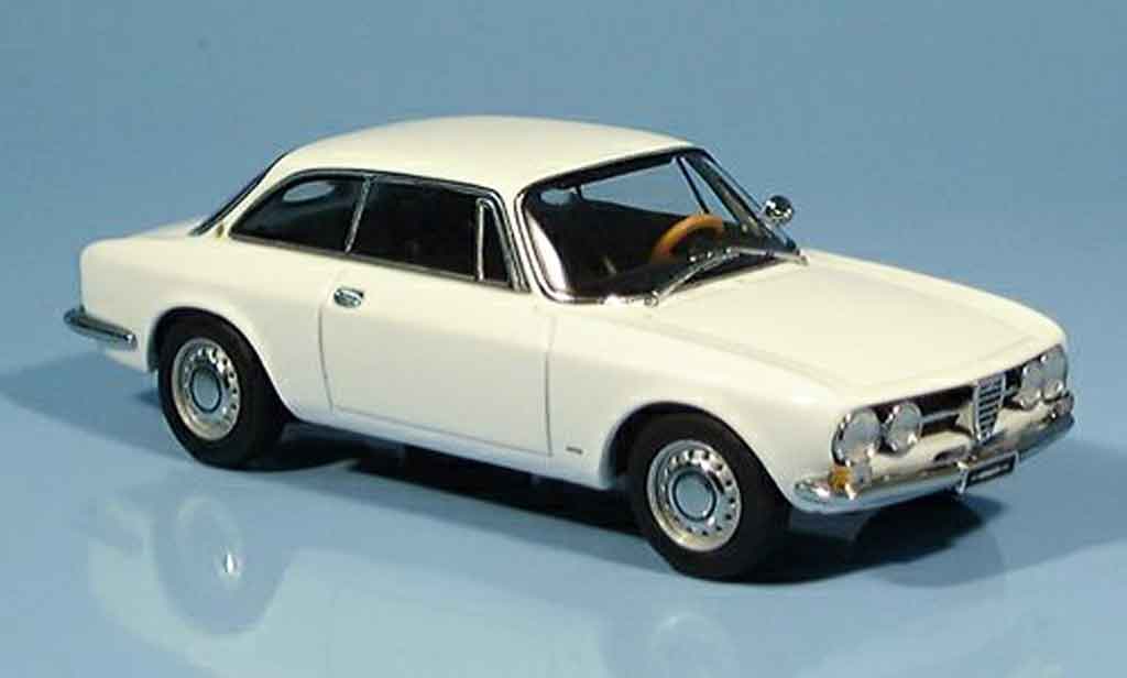 Alfa Romeo 1750 GTV 1/43 Autoart GTV blanche 1967 miniature