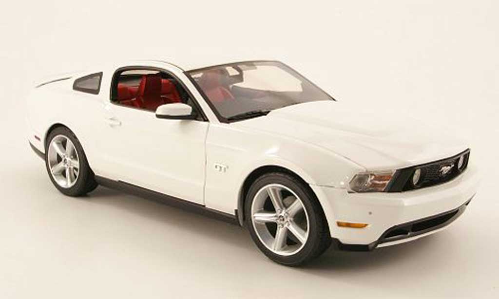 Ford Mustang GT 1/18 Greenlight white 2010 diecast model cars
