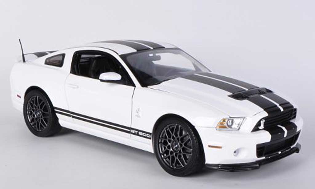 Shelby GT 500 1/18 Shelby Collectibles blanche/mattnoire 2013 miniature