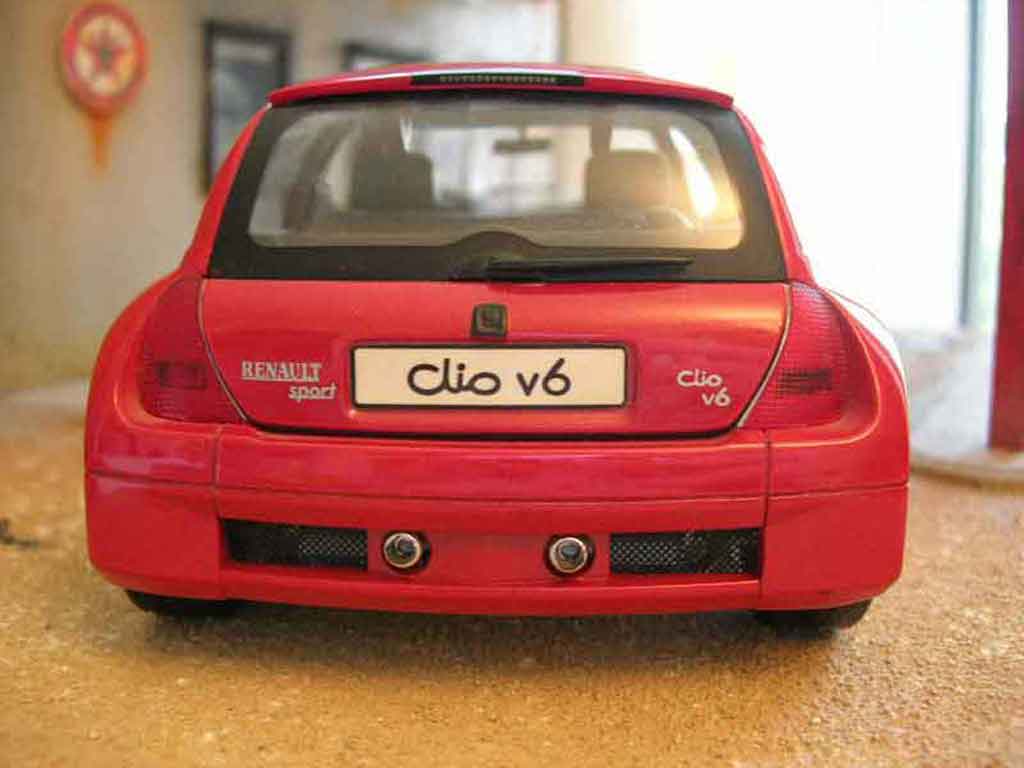 Renault Clio V6 1/18 Universal Hobbies V6 red