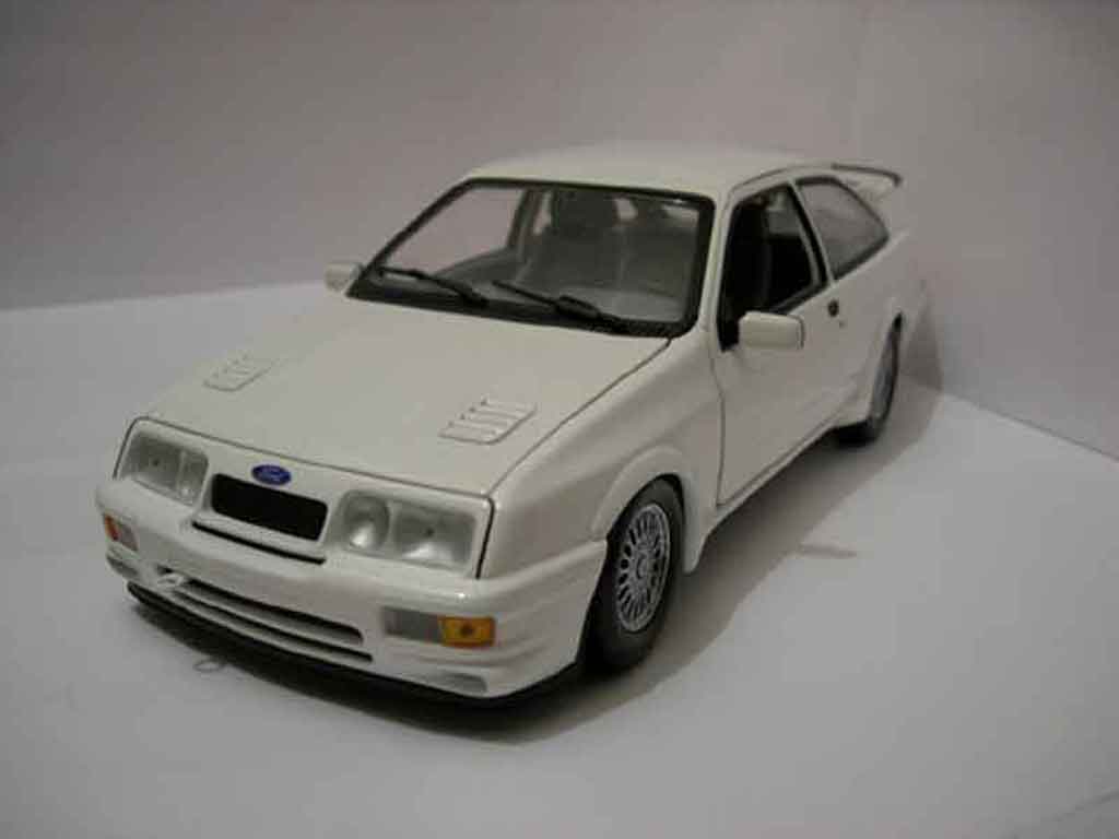 Ford Sierra Cosworth RS 1/18 Minichamps blanche miniature