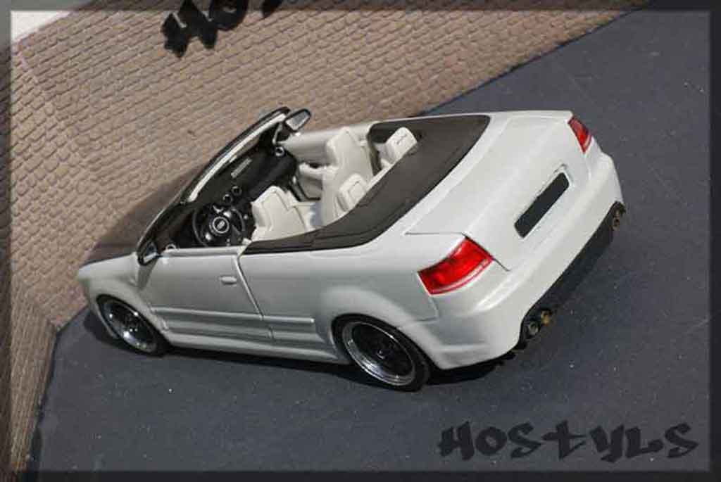 Audi RS4 cabriolet 1/18 Maisto cabriolet carbon & white