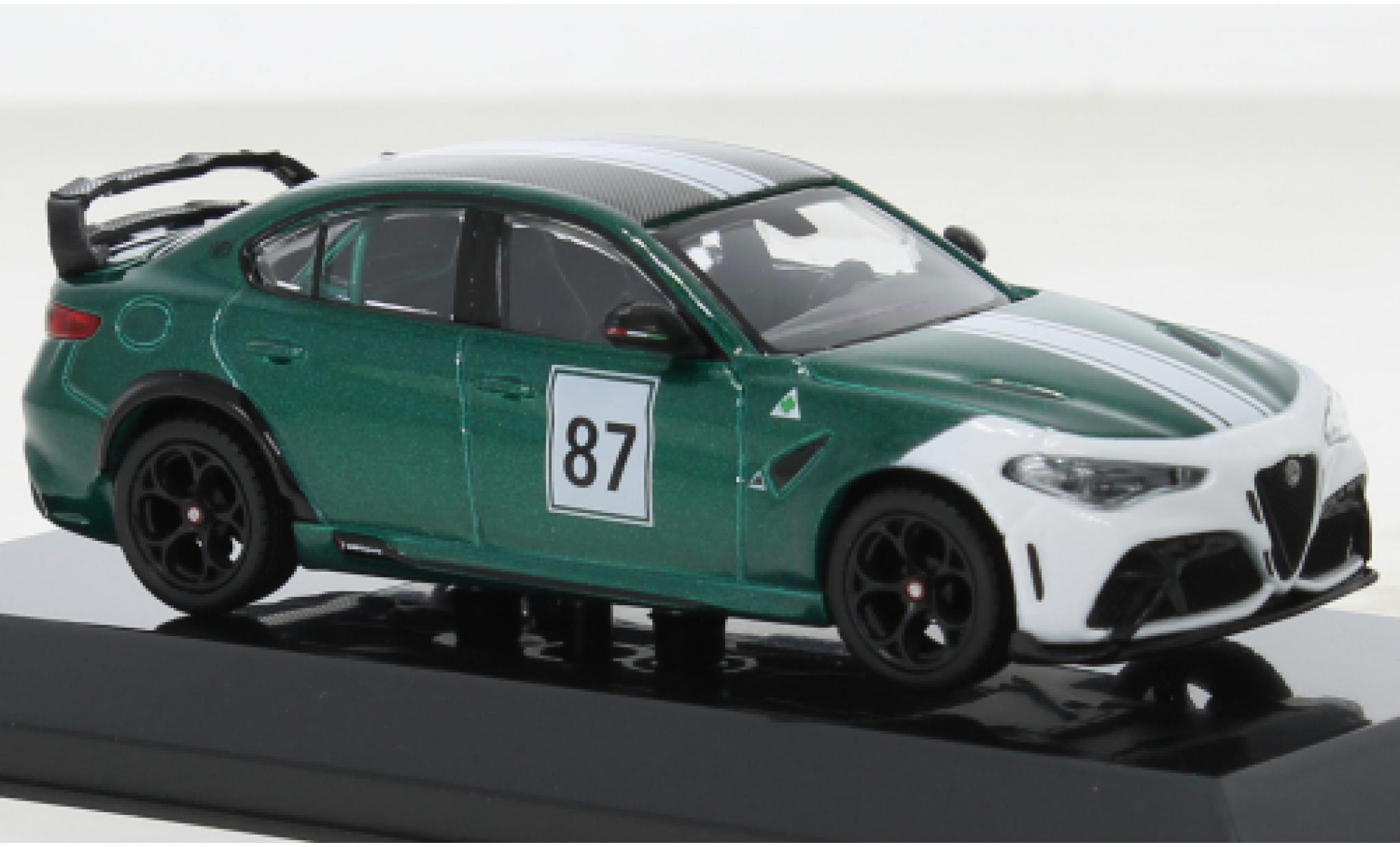 Burago 1/18 - Alfa Romeo Giulia GTA Quadrifoglio Green Diecast Scale model  car