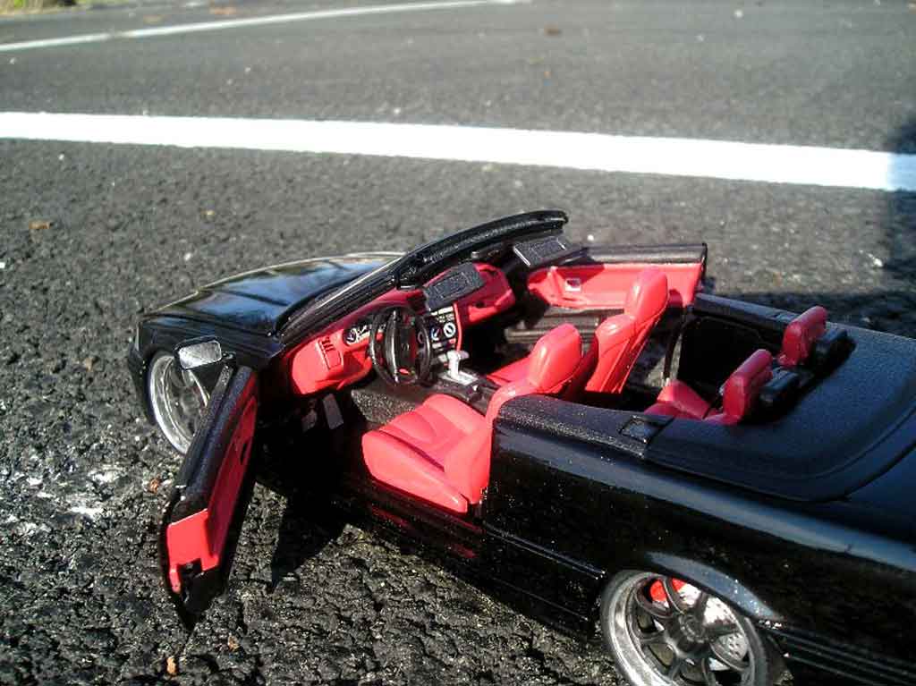 Bmw 325 E36 1/18 Maisto E36 cabriolet noire interieur cuir rouge jantes noires bords chromes
