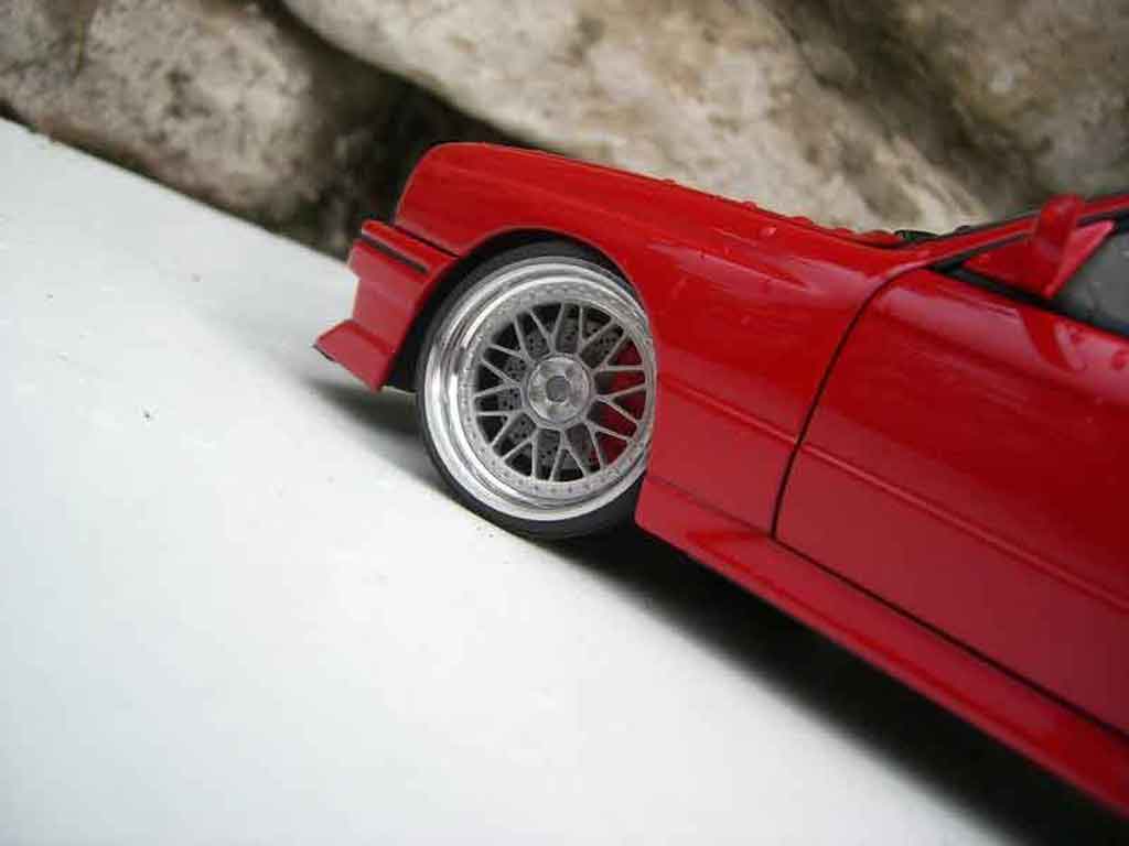 Bmw M3 E30 1/18 Autoart jantes BBS rot pneux taille basse