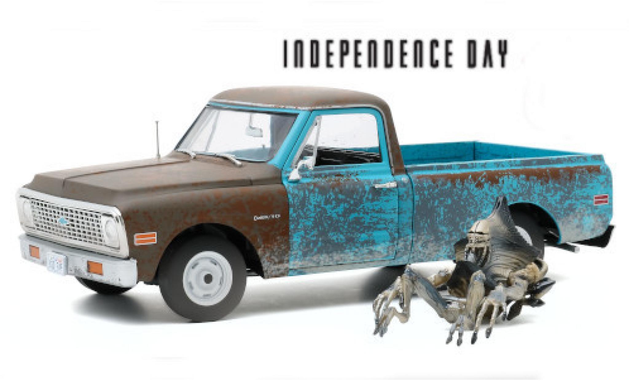 Chevrolet C-10 1/18 Highway 61 hellbleue/dunkelgrise Independence Day 1971 avec traces d et Alien-figurine