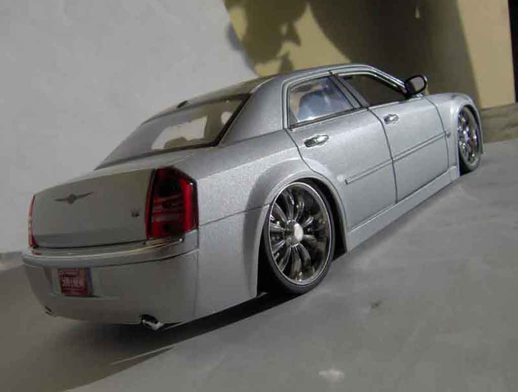 Chrysler 300C 1/18 Maisto dub grey