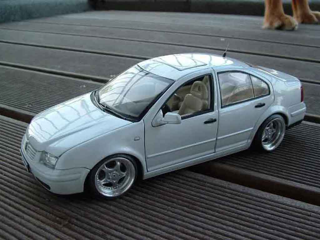 Volkswagen Bora 1/18 Norev blanco tuning coche miniatura