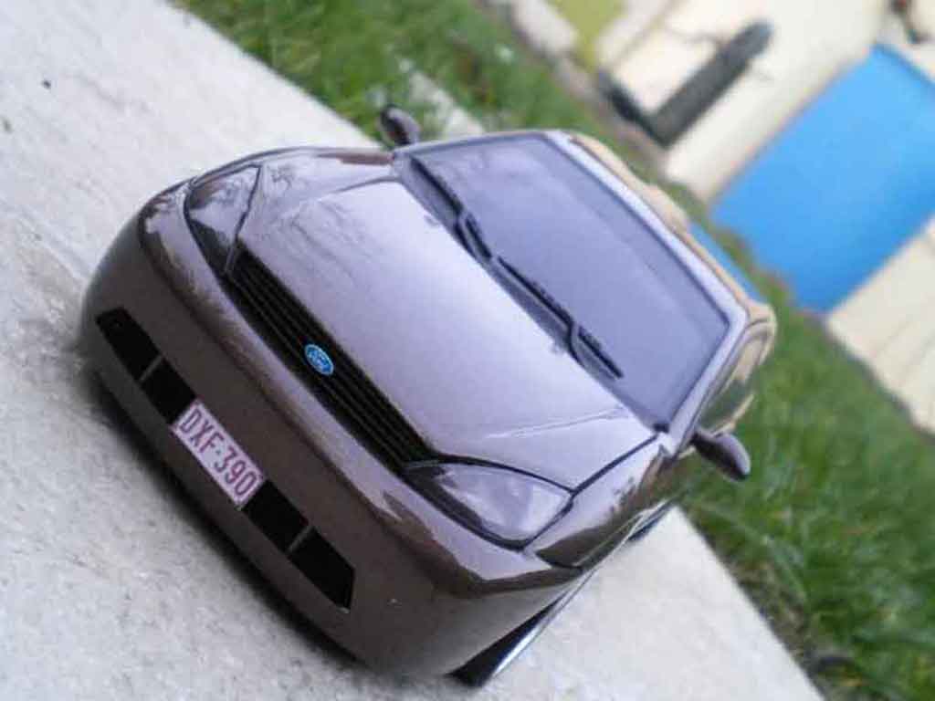 Ford Focus RS 1/18 Motormax RS marron jantes 18 pouces tuning modellino in miniatura