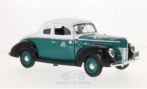 Ford Deluxe 1/18 Greenlight Coupe verte/blanche NYPD - Police 1940 ohne Vitrine miniature