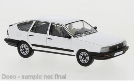 Volkswagen Passat 1/87 PCX87 B2 blanche 1985 modellino in miniatura